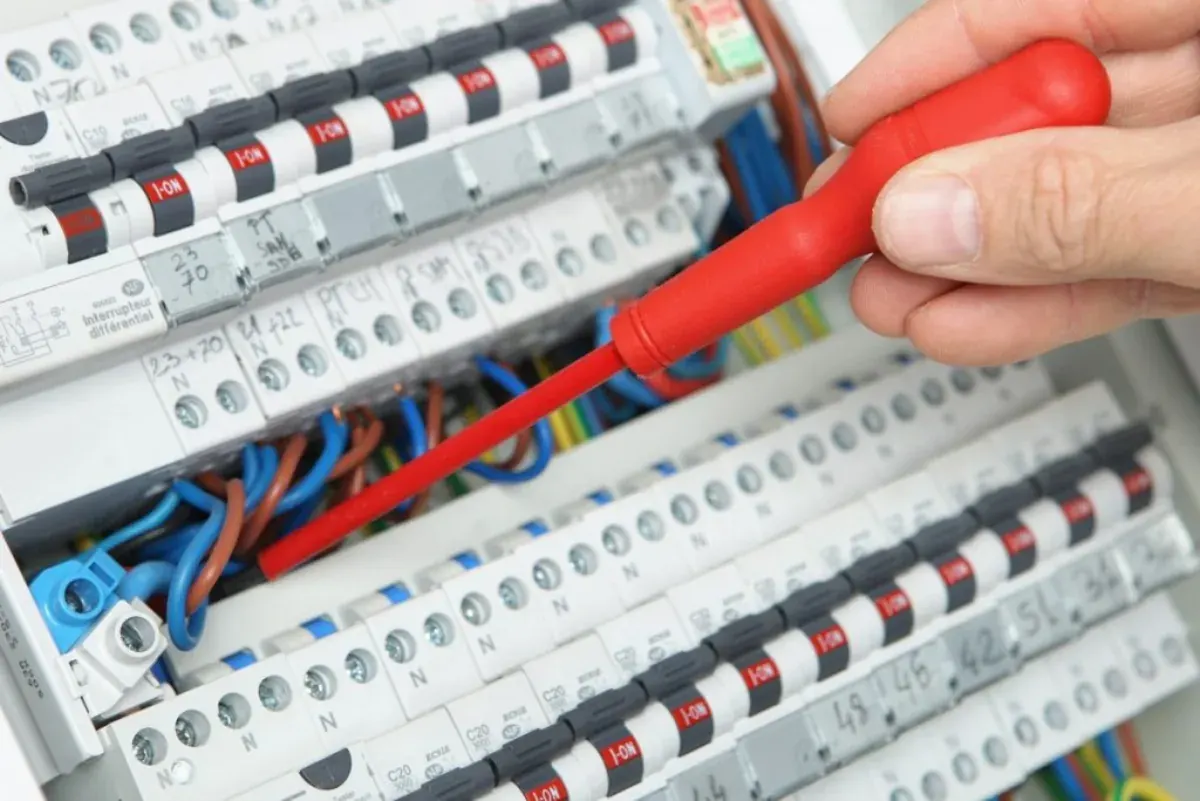 Électricien ELC en intervention à Chamant