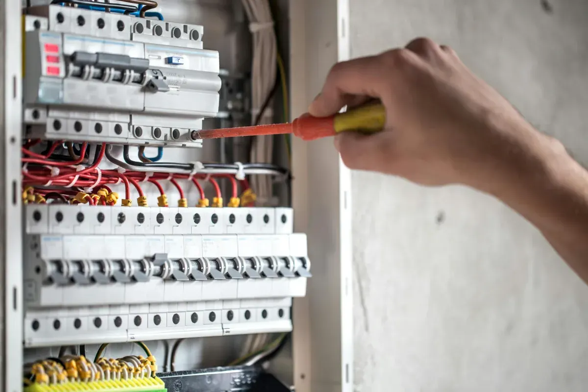 Dépannage électrique à Chamant — sous 1 heure — ELC Chamant
